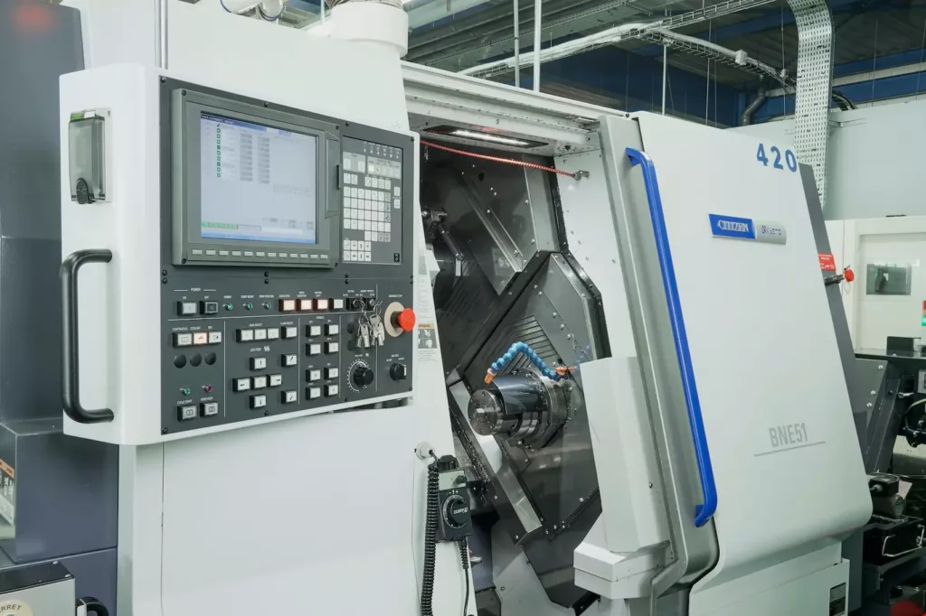 Un tour d'usinage monobroche Citizen CNC à l'usine DJC