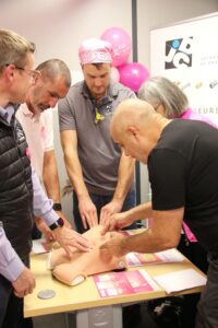 L'équipe DJC Décolleté et la sensibilisation au cancer du sein pendant Octobre Rose.