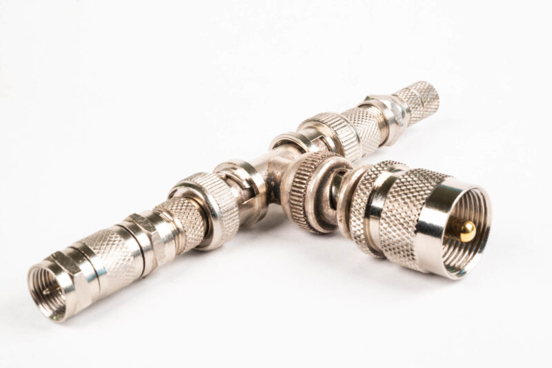 assemblage de connecteurs métalliques usinés avec précision