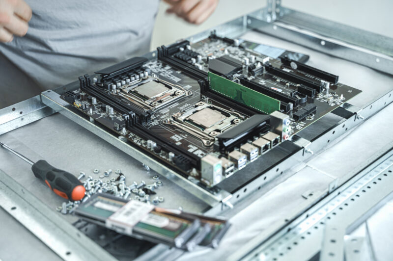 Carte mère de serveur AI à double socket assemblée avec des vis CNC en acier inoxydable et des supports de montage de précision.