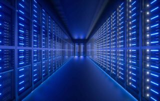 Photo d'un couloir de centre de données d'IA futuriste avec des baies de serveurs bleues lumineuses