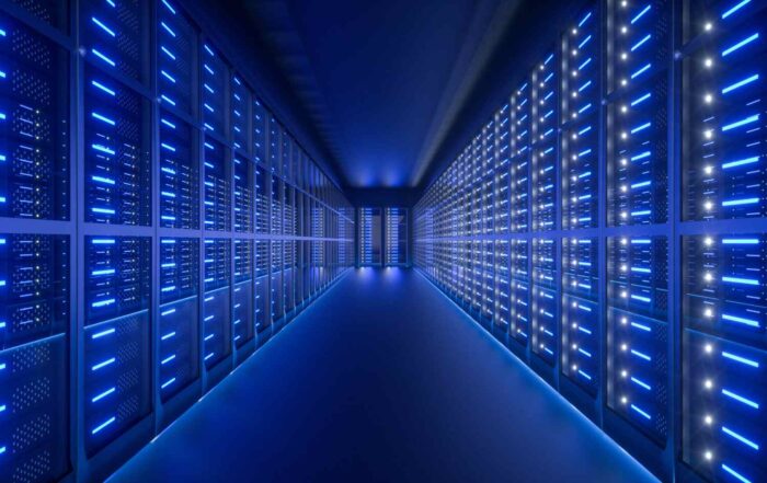 Photo d'un couloir de centre de données d'IA futuriste avec des baies de serveurs bleues lumineuses